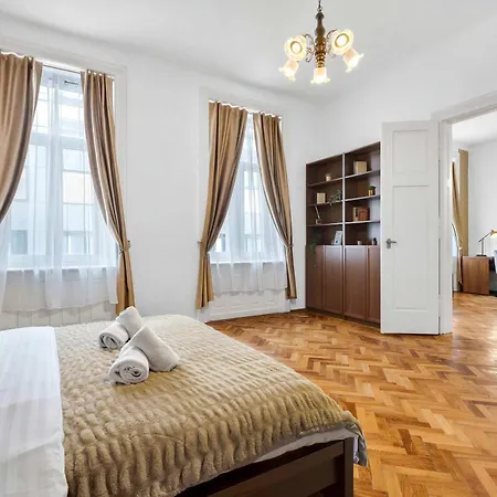 Classic Old Town With Private Balcony Apartmán